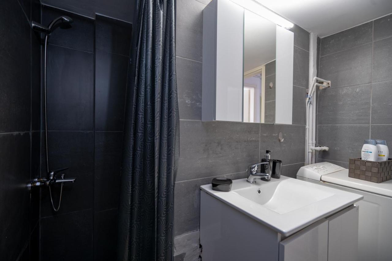Dimotiko Theatro Metro St. 1 Bedroom 4 Pers. Flat 피레아스 외부 사진