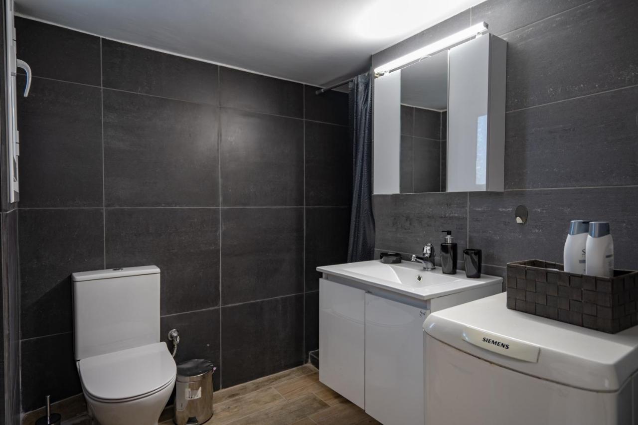 Dimotiko Theatro Metro St. 1 Bedroom 4 Pers. Flat 피레아스 외부 사진