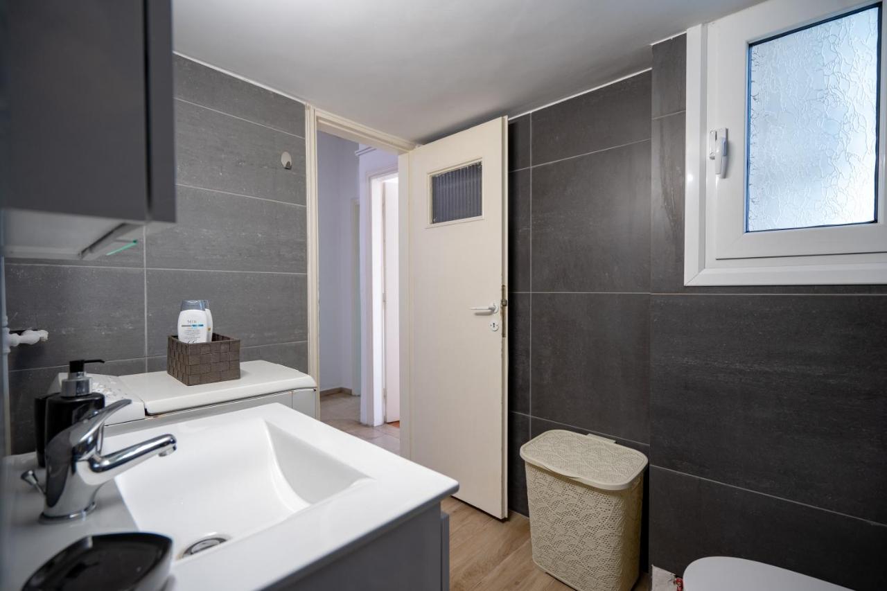 Dimotiko Theatro Metro St. 1 Bedroom 4 Pers. Flat 피레아스 외부 사진